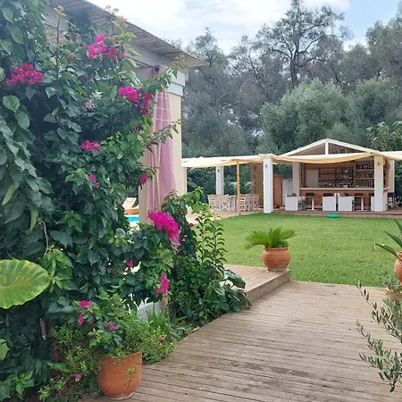 Amelia's Garden Aparthotel 3*