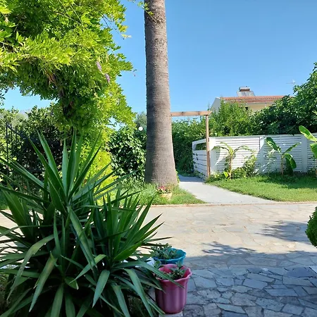 Amelia's Garden Aparthotel 3*