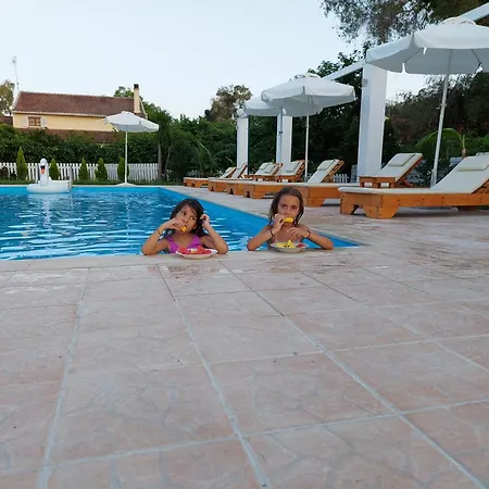 Amelia's Garden Aparthotel 4*