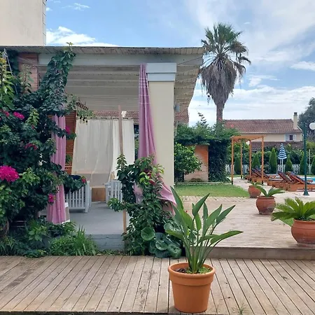 شقة فندقية Amelia's Garden 4*