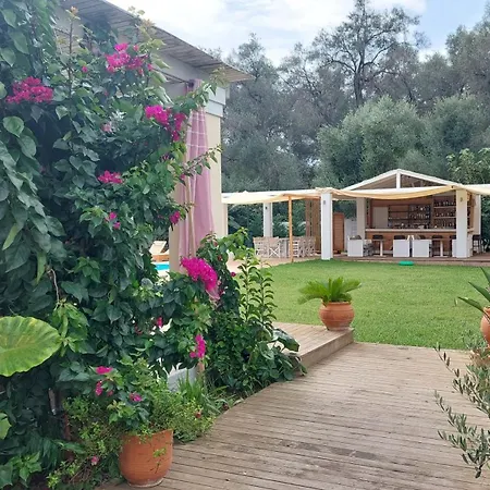 Amelia's Garden Aparthotel 4*